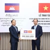 Thứ trưởng Ngoại giao Nguyễn Quốc Dũng trao tượng trưng cho Đại sứ Campuchia tại Việt Nam Chay Navuth khoản hỗ trợ 200.000 USD của Chính phủ và nhân dân Việt Nam. (Nguồn: Bộ Ngoại giao) 