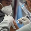 Nhân viên y tế tiêm vaccine ngừa COVID-19 cho người dân tại Jakarta, Indonesia, ngày 10/3/2021. (Nguồn: THX/TTXVN) 