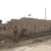 Lực lượng an ninh Afghanistan gác tại một điểm kiểm soát ở Kunduz, ngày 2/2/2021. (Nguồn: THX/TTXVN) 