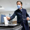 Thủ tướng Hà Lan Mark Rutte bỏ phiếu trong cuộc tổng tuyển cử tại điểm bầu cử ở La Hay, ngày 17/3/2021. (Nguồn: AFP/TTXVN) 