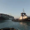 Tàu cứu hộ nỗ lực giải cứu tàu chở hàng Ever Given mắc cạn tại Kênh đào Suez, Ai Cập, ngày 29/3/2021. (Nguồn: THX/TTXVN) 