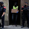Cảnh sát khám xét một ngôi nhà trong chiến dịch truy quét tội phạm ma túy ở Barcelona, Tây Ban Nha, ngày 7/10/2020. (Nguồn: AFP/TTXVN) 