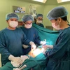 Bác sỹ Triệu Văn Trường và êkíp phẫu thuật đã cắt bỏ thành công khối u 10kg trong ổ bụng bệnh nhân. (Nguồn: Bệnh viện Bạch Mai) 