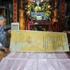 Các sắc phong tại điện thờ Thánh mẫu Thiên Y A Na (phường Hương An, thị xã Hương Trà) được phục chế trên giấy dó. (Ảnh: Đỗ Trưởng/TTXVN) 