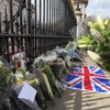 Đặt hoa tưởng nhớ Thân vương Philip tại cổng Cung điện Buckingham ở London, Anh, ngày 9/4/2021. (Nguồn: THX/TTXVN) 