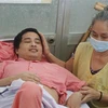 Niềm vui của bệnh nhân Phan Hữu Nghiêm và mẹ khi sắp được xuất viện về nhà. (Ảnh: Đinh Hằng/TTXVN) 