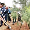 Chủ tịch nước Nguyễn Xuân Phúc cùng các đại biểu trồng cây tại Khu Di tích K9. (Ảnh: Thống Nhất/TTXVN) 