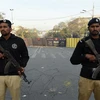 Cảnh sát gác trên một tuyến đường ở Lahore, Pakistan. (Nguồn: AFP/TTXVN) 