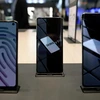 Các mẫu điện thoại thông minh của Samsung được trưng bày tại Triển lãm Thế giới di động ở Barcelona, Tây Ban Nha. (Nguồn: AFP/TTXVN) 