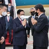 Cán bộ, nhân viên Đại sứ quán Việt Nam tại Indonesia, Phái đoàn thường trực Việt Nam tại ASEAN đón Thủ tướng Phạm Minh Chính tại Sân bay Quốc tế Soekarno-Hatta. (Ảnh: Dương Giang/TTXVN) 