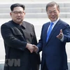 Tổng thống Hàn Quốc Moon Jae-in (phải) và Nhà lãnh đạo Triều Tiên Kim Jong-un bắt tay hữu nghị tại làng đình chiến Panmunjom. (Nguồn: EPA-EFE/TTXVN) 