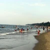 Du khách tại bãi biển Cửa Lò (Nghệ An). (Ảnh: Tá Chuyên/TTXVN) 