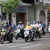 Người dân Thành phố Hồ Chí Minh thực hiện đeo khẩu trang phòng chống dịch COVID-19 khi tham gia giao thông. (Ảnh: Thanh Vũ/TTXVN) 