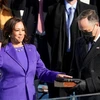 Phó Tổng thống đắc cử Mỹ Kamala Harris (trái, phía trước) tuyên thệ nhậm chức trước thẩm phán Tòa án Tối cao Sonia Sotomayor, tại Đồi Capitol ở Washington DC., ngày 20/1/2021. (Nguồn: AFP/TTXVN) 