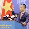Phó Phát ngôn Bộ Ngoại giao Đoàn Khắc Việt mời đại diện các cơ quan báo chí đặt câu hỏi. (Ảnh: Văn Điệp/TTXVN) 