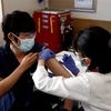 Tiêm vaccine ngừa COVID-19 tại Tokyo, Nhật Bản ngày 17/2/2021. (Nguồn: AFP/TTXVN) 