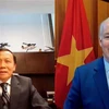 Tổng Lãnh sự Nguyễn Quang Trung và Thủ hiến tỉnh British Columbia, John Horgan trong buổi làm việc trực tuyến. (Ảnh: Vũ Quang Thịnh/TTXVN) 