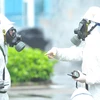 Lực lượng bộ đội hóa học tham gia phun thuốc khử trùng Bệnh viện Bệnh Nhiệt đới Trung ương cơ sở Đông Anh. (Ảnh: Minh Đức/TTXVN) 
