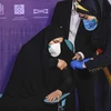 Tiêm vaccine phòng dịch COVID-19 cho người dân tại thủ đô Tehran, Iran. (Nguồn: AFP/TTXVN) 