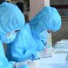 Nhân viên y tế lấy danh sách người đến xét nghiệm COVID-19 ở Đà Nẵng. (Ảnh: Văn Dũng/TTXVN) 