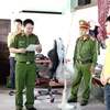 Cơ quan Công an tỉnh Quảng Bình bắt giữ đối tượng liên quan trong đường dây đánh bạc tiền tỷ qua mạng. (Nguồn: TTXVN phát) 
