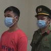 Nam thanh niên (trái) cho 3 người Trung Quốc lưu trú trái phép bị khởi tố. (Nguồn: Công an Bình Dương) 