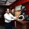 Tổng Lãnh sự Hoàng Ngọc Vinh dâng hoa lên tượng Hồ Chủ tịch đặt tại Nhà ở cũ của Người. (Ảnh: Tổng Lãnh sự quán Việt Nam tại Nam Ninh cung cấp) 