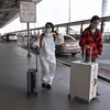 Hành khách đeo khẩu trang phòng lây nhiễm COVID-19 tại sân bay Suvarnabhumi ở Bangkok, Thái Lan. (Nguồn: AFP/TTXVN) 