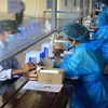 Cán bộ y tế của Bệnh viện Đa khoa tỉnh Thái Bình và người đến khám được đảm bảo khoảng cách nhằm phòng chống dịch bệnh. (Ảnh: Thế Duyệt/TTXVN) 