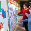Cử tri tỉnh Quảng Nam xem danh sách bầu cử. (Ảnh: Trần Tĩnh/TTXVN) 