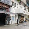Nhiều cơ sở ăn uống trên đường Nguyễn Huệ (quận 1, Thành phố Hồ Chí Minh) đồng loạt đóng cửa, ngưng hoạt động từ chiều 27/5. (Ảnh: Hồng Giang/TTXVN)