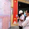 Cử tri tìm hiểu thông tin về các ứng cử viên tại khu vực bỏ phiếu số 4 phường Trần Hưng Đạo, thành phố Thái Bình. (Ảnh: Thế Duyệt/TTXVN) 
