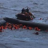 Người di cư và tị nạn được lực lượng cứu hộ Tây Ban Nha giải cứu ngoài khơi Libya ngày 11/11/2020. (Nguồn: DPA/TTXVN) 