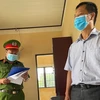 Công an huyện Đức Trọng thực hiện lệnh bắt tạm giam ông Nguyễn Thanh Quang. (Nguồn: cand.com.vn) 