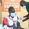 Nhân viên y tế tiêm vaccine phòng COVID-19 cho người dân tại Juba, Nam Sudan, ngày 20/5/2021. (Nguồn: THX/TTXVN) 