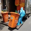 Công nhân vệ sinh thu gom, vận chuyển chất thải tại các cơ sở cách ly COVID-19. (Ảnh: Hồng Giang/TTXVN) 