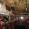 Nhà hàng có diện tích 15.000m2, tiền mặt được dán kín trên trần nhà và các bức tường. (Nguồn: odditycentral.com) 