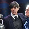 Hai huấn luyện viên Joachim Low và Didier Deschamps trong lễ bốc thăm EURO. (Nguồn: AFP) 