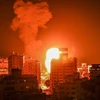 Khói lửa bốc dữ dội tại thành phố Gaza khi máy bay Israel oanh tạc vùng đất hiện do Phong trào Hồi giáo Hamas của Palestine kiểm soát, ngày 17/5/2021. (Nguồn: AFP/TTXVN) 