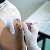 Nhân viên y tế tiêm chủng vaccine ngừa COVID-19 tại Tokyo, Nhật Bản, ngày 8/6/2021. (Nguồn: AFP/TTXVN) 