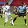 Messi với pha đi bóng vượt qua tiền đạo Luis Suarez (Uruguay). (Nguồn: Reuters) 
