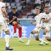 Tiền đạo Pháp Kylian Mbappe (thứ 2, trái) sút bóng về phía khung thành tuyển Đức trong trận đấu vòng bảng chung kết EURO 2020 tại Munich ngày 15/6/2021. (Nguồn: THX/TTXVN) 
