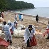 Dọn rác trên bãi biển trước mùa mưa bão ở Hàn Quốc. (Ảnh: Mạnh Hùng/TTXVN)