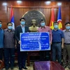 Đại diện Chính quyền tỉnh Oudomsay trao tiền hỗ trợ 3 tỉnh của Việt Nam ứng phó với dịch bệnh COVID-19. (Ảnh: Tổng Lãnh sự quán Việt Nam tại Luang Prabang cung cấp) 