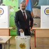 Thủ tướng Armenia Nikol Pashinyan bỏ phiếu tại một địa điểm bầu cử ở Yerevan, ngày 20/6/2021. (Nguồn: AFP/TTXVN) 