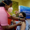 Nhân viên y tế tiêm vaccine ngừa COVID-19 cho người dân tại Kolkata, Ấn Độ. (Ảnh: THX/TTXVN) 