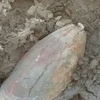 Quả bom nặng khoảng 500kg lẫn trong cát ở xã Trung An, huyện Cờ Đỏ, Thành phố Cần Thơ. (Nguồn: laodong.vn) 