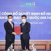 Phó Thủ tướng Chính phủ Vũ Đức Đam trao quyết định bổ nhiệm Giám đốc Đại học Quốc gia Hà Nội cho ông Lê Quân. (Ảnh: Thanh Tùng/TTXVN) 