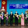 Ông Lê Hồng Quang (giữa), Ủy viên Ban chấp hành Trung ương Đảng, Bí thư Tỉnh ủy An Giang, tặng hoa cho các đồng chí Thường trực Hội đồng Nhân dân tỉnh khóa X, nhiệm kỳ 2021-2026. (Ảnh: Thanh Sang/TTXVN) 
