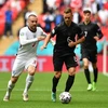 Tiền vệ Đức Joshua Kimmich (phải) nỗ lực đi bóng trước hậu vệ Anh Luke Shaw trong trận đấu ở vòng 16 đội, Vòng chung kết EURO 2020, trên sân vận động Wembley ở London, Anh, ngày 29/6/2021. (Nguồn: AFP/TTXVN) 
